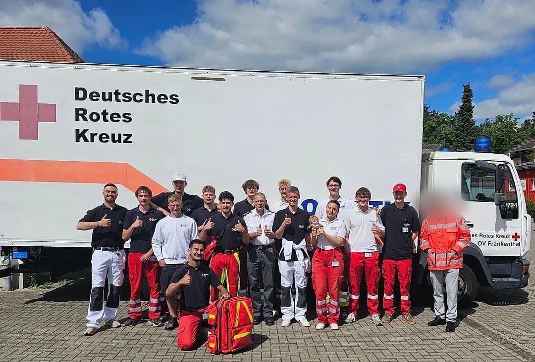 Team des DRK-Ortsvereins Frankenthal vor einem Rotkreuz-Lastwagen, mehrere Personen strecken den Daumen nach oben