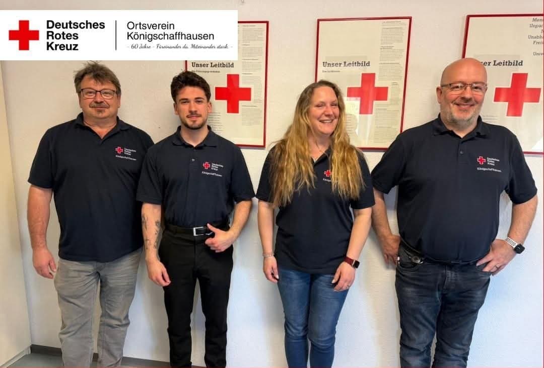 Vier Mitglieder des DRK-Ortsvereins Königschaffhausen in der Geschäftsstelle, darüber das Logo des Ortsvereins